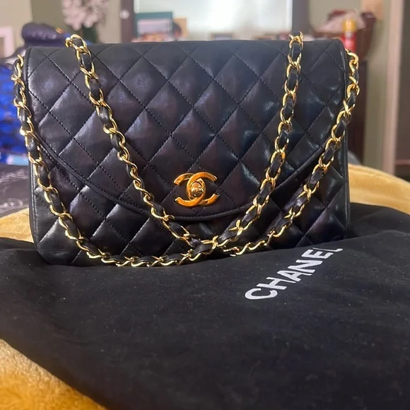 Chanel Black Quilted Leather Chain Bag - Picture 4 of 11
